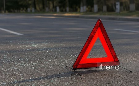 Ağcabədidə avtomobil elektrik dirəyinə çırpılıb, 4 nəfər xəsarət alıb